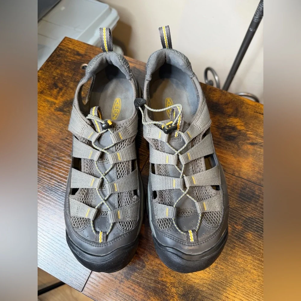 KEEN Men's Outdoor Sandals Grey Bumper Toe Bungee Cinch Lacing Size 9.5